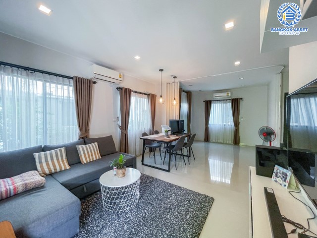 *****บ้านแฝดมือสองย่านปทุมธานี ม.เวนิว ติวานนท์-รังสิต เนื้อที่มากถึงเกือบ 39 ตร.ว. ฟังก์ชัน 3 ห้องนอน 3 ห้องน้ำ 2 ที่จอดรถ บ้านราคาดีสุดในโครงการ สภาพใหม่แทบไม่เคยอยู่ มาพร้อมของแถมเพียบ!! บนทำเลดี ใกล้รถไฟฟ้าสายสีแดง "สถานีรังสิต", ทางด่วน "ศรีสมาน" และ "ศรีรัช"